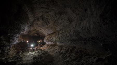 Astronautas entrenando en tubos de lava terrestre en Lanzarote