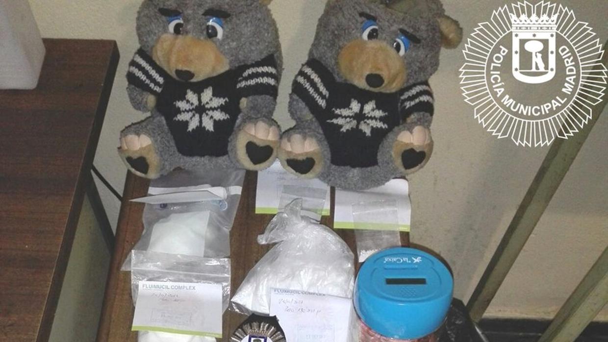 Drogas y peluches incautados por los agentes