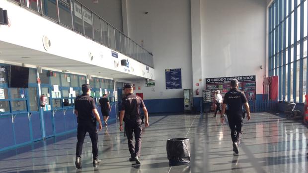 Atracan a dos marineros con un cuchillo grande para robarles el móvil