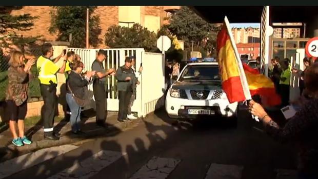 Agentes de la Guardia Civil y de la Policía Nacional, vitoreados en su salida hacia Cataluña al grito de «¡Yo soy español!»