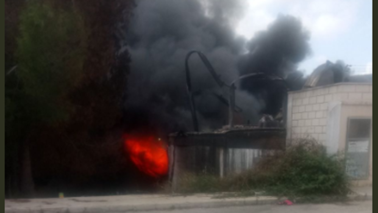 Llamas y humo con el incendio todavía activo, este martes en la fábrica