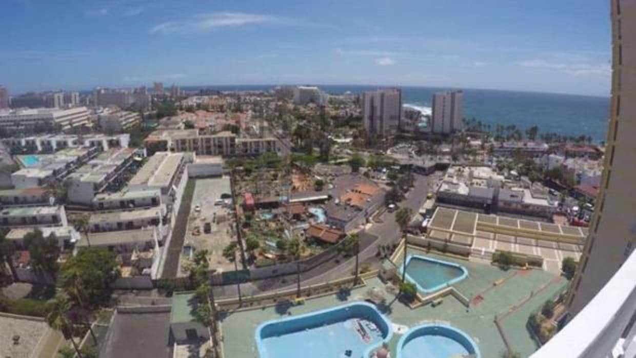 Herido grave al caer por saltar de un balcón a otro en apartamento de Tenerife