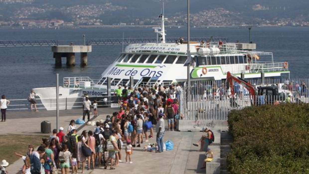 Pasajeros haciendo cola para embarcar en una de las navieras