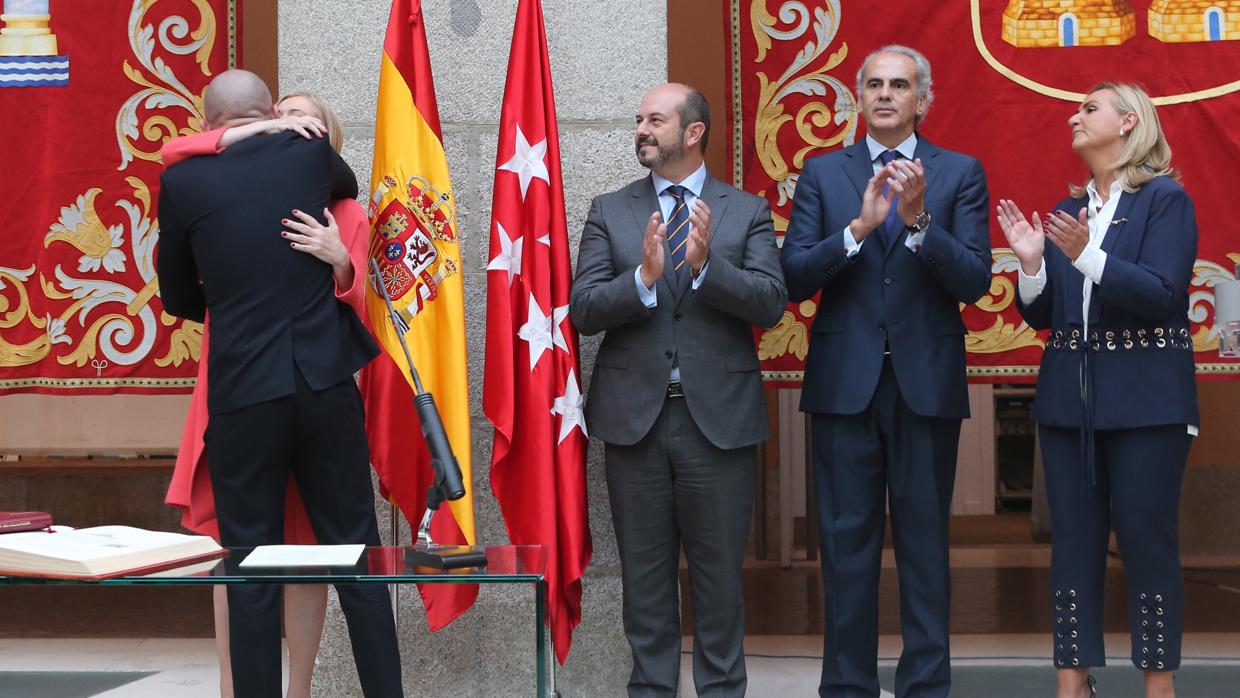 Cifuentes abraza a su primer consejero de Cultura, Jaime de los Santos, en presencia de los otros tres consejeros que juraron el cargo tras su primera remodelación de Gobierno