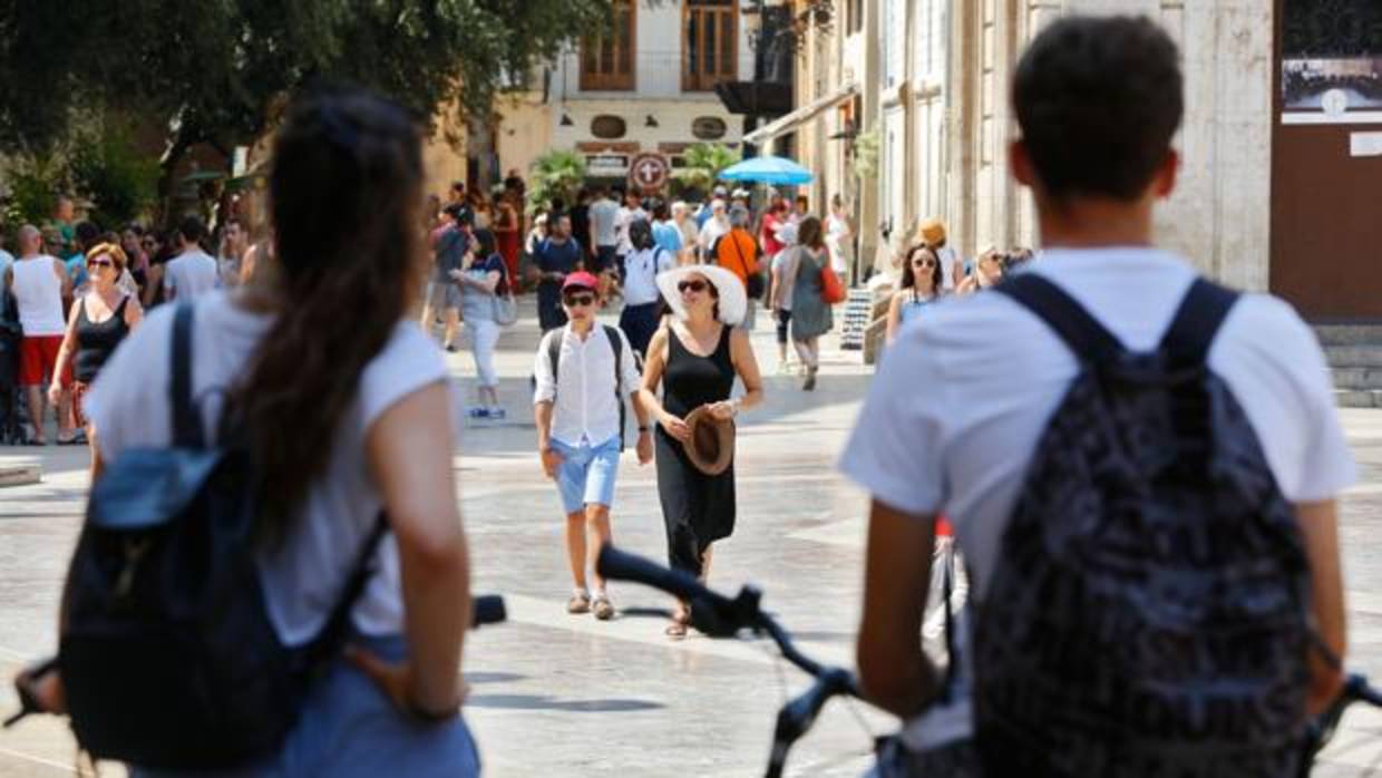 Imagen de unos turistas tomada en el centro de Valencia