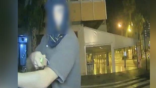 Las cámaras de un cajero delatan a un atracador que usaba unos calzoncillos para ocultar su rostro