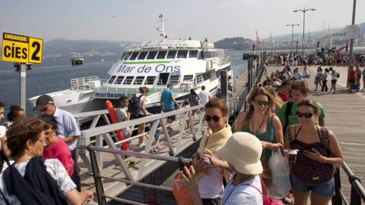 Viajeros embarcando en Vigo rumbo a Cíes