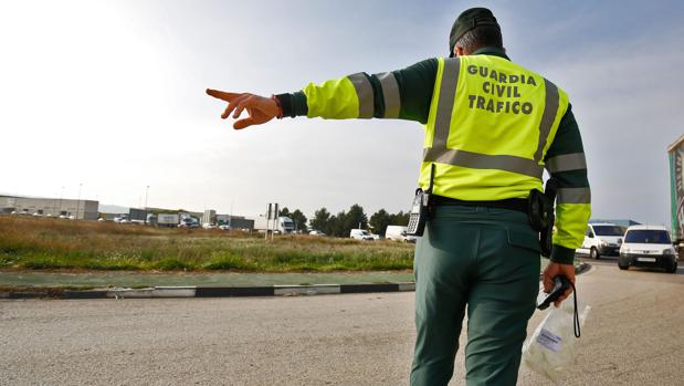 La Guardia Civil pilla a un conductor ebrio y este se hace pasar por su hermano gemelo al no tener carné