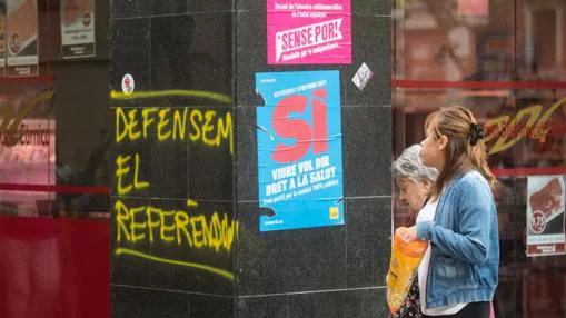 Pintadas y carteles a favor del referéndum del 1-O en el barrio de Gracia