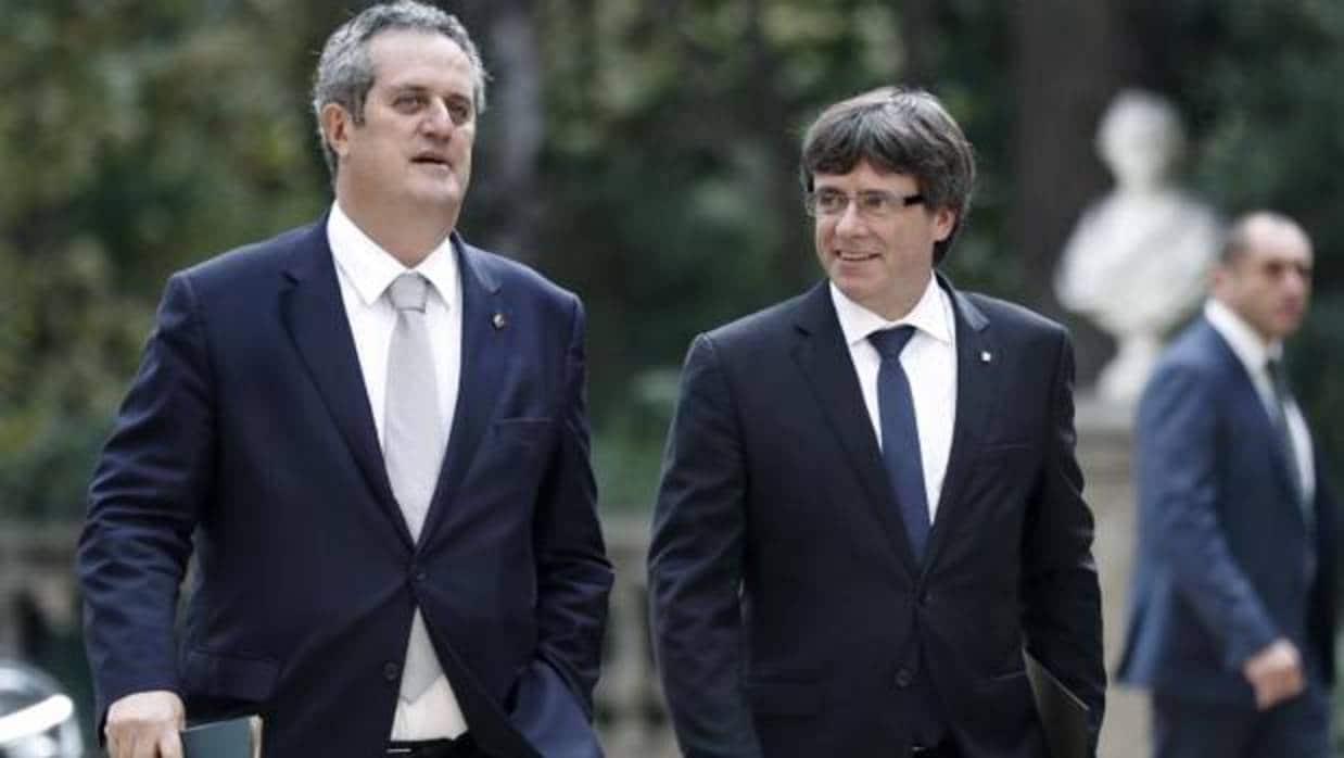 El presidente de la Generalitat, Carles Puigdemont, junto al conseller de Interior, Joquim Forn (i), a su llegada a la reunión de la Junta de Seguridad de Cataluña
