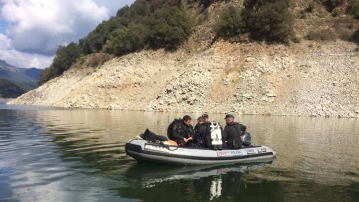 Los Mossos durante la recuperación de los cadáveres en el pantano de Susqueda