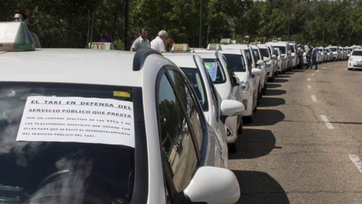 Protesta del sector del taxi castellano y leoneses contra los servicios de transporte como Uber o Cabify (imagen de archivo)