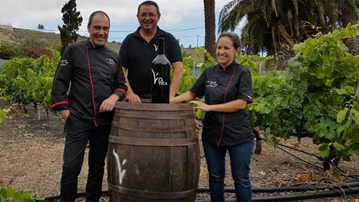 En el centro de la imagen, Luis Delfín Molina, con enólogos en Bandama