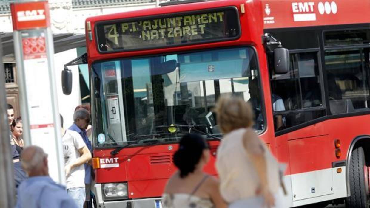 Imagen de archivo de un autobús de la EMT en Valencia