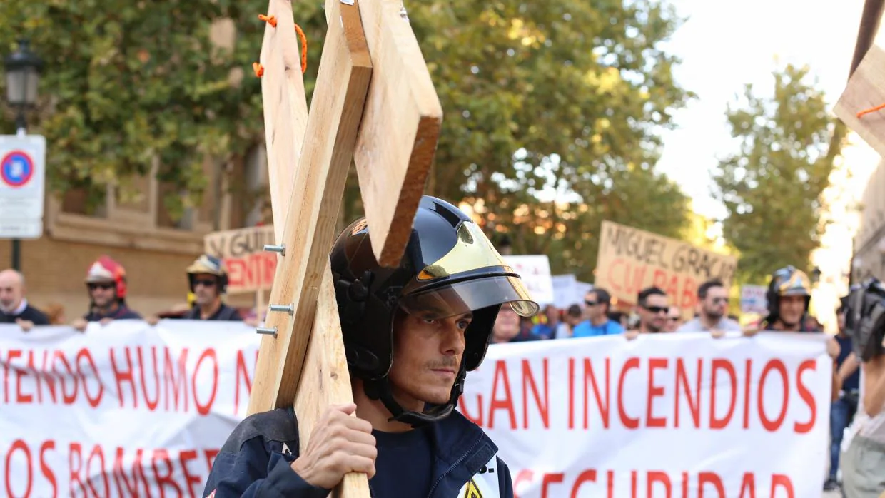 Bomberos profesionales, durante una concentración de protesta realizada esta semana en Zaragoza