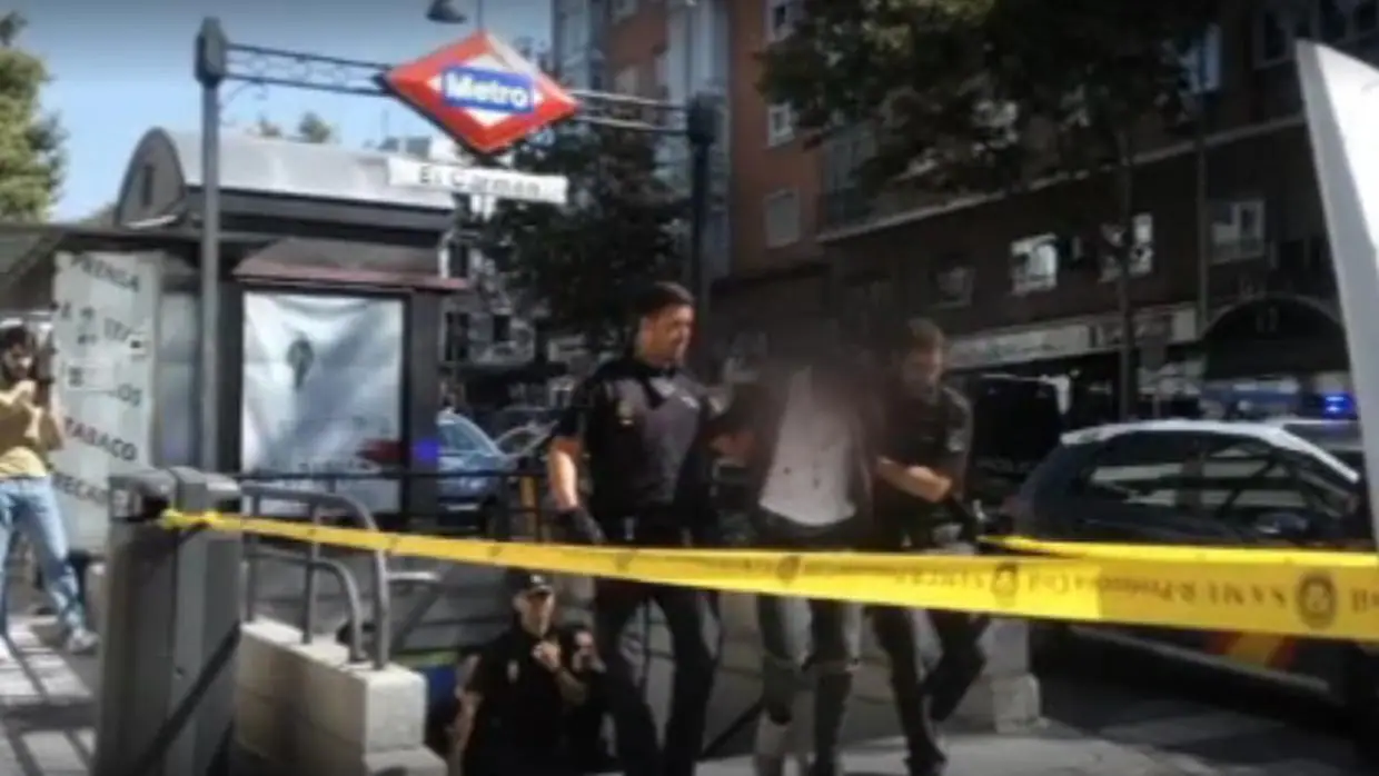 Agentes sacan del Metro de El Carmen a uno de los detenidos por la reyerta