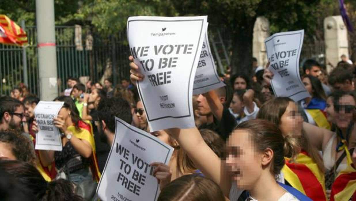 Cerca de 1.500 estudiantes de Tarragona, entre universitarios y alumnos de secundaria, se manifestaban este jueves a favor del referéndum