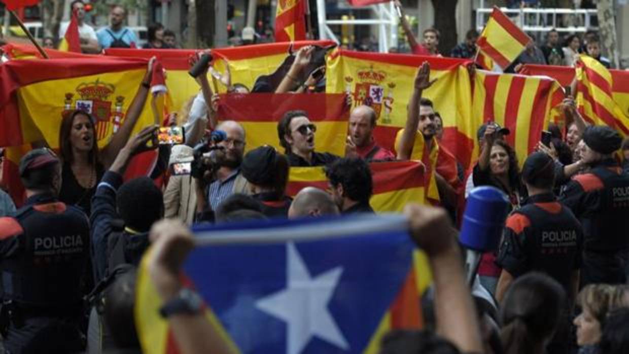 Banderas españolas y catalanas en una protesta de la semana pasada en Barcelona