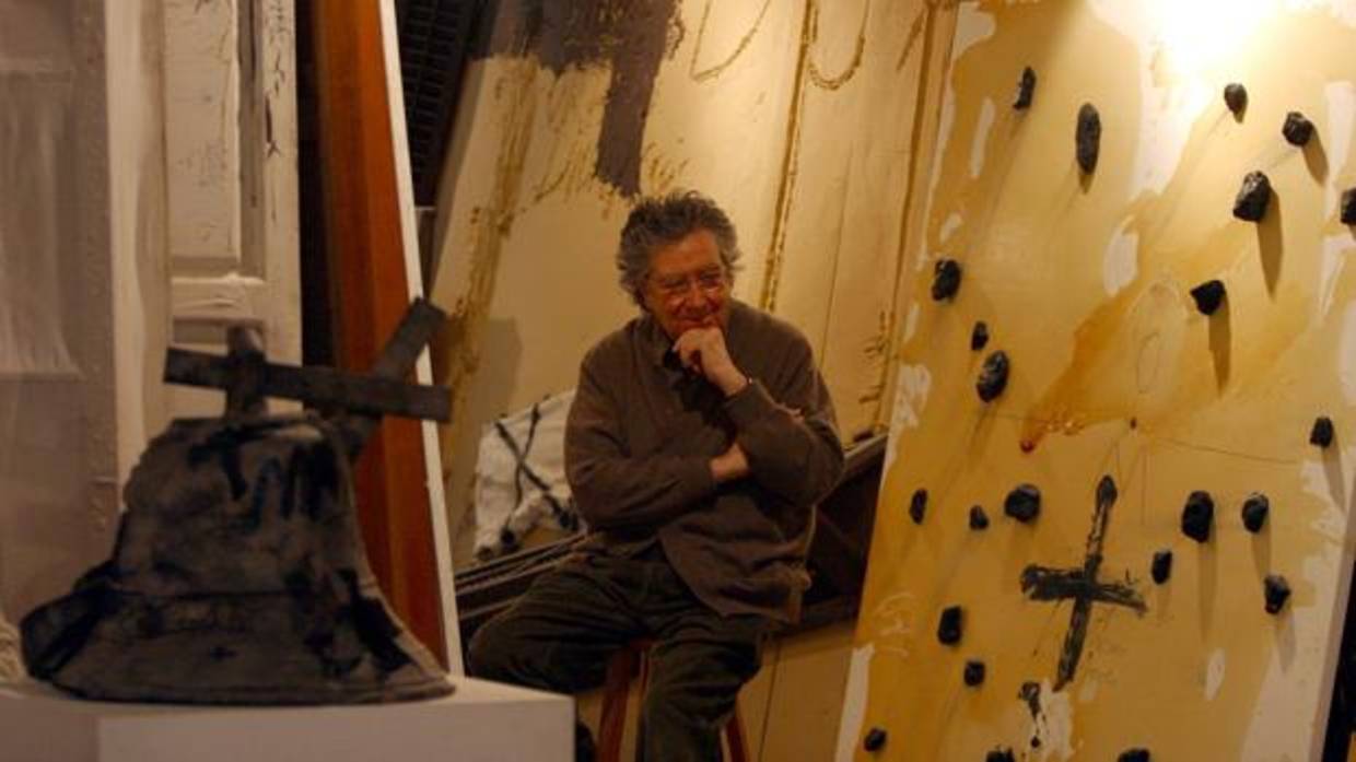Antoni Tàpies, fotografiado en su estudio en 2003