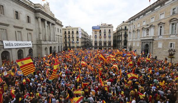 La Cataluña silenciada se rebela ante el 1-O en las calles de Barcelona