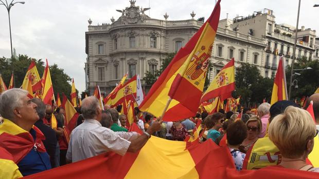 Miles de personas se concentran en Madrid al grito de: «Viva España»