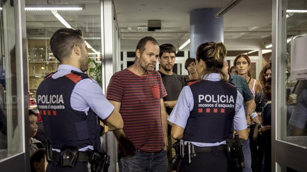 Ocupan colegios y centros cívicos para intentar asegurar la votación del referéndum