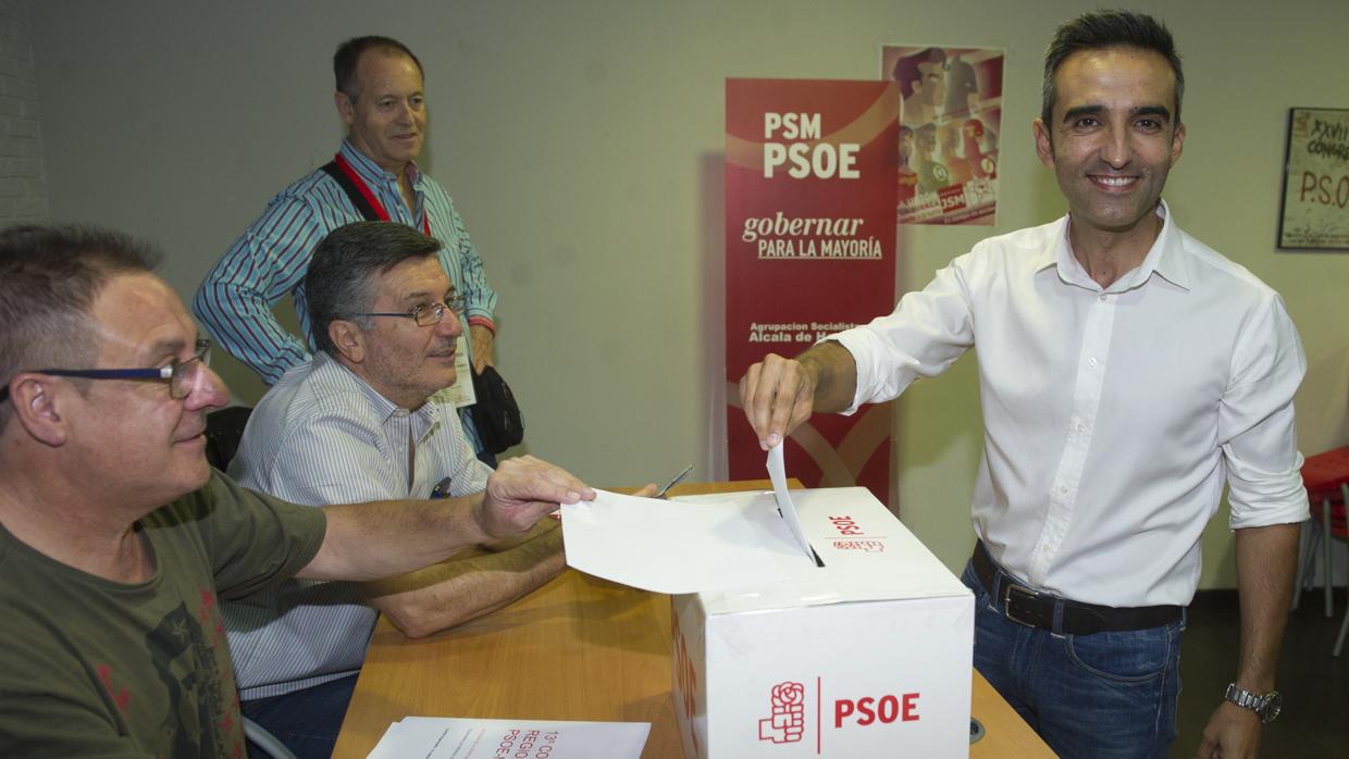 Eusebio González-Jabonero, uno de los tres candidatos a las primarias, votando en la agrupación de Alcalá de Henares