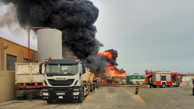 Vídeo: Un impresionante incendio en Ferrovial provoca una columna de humo visible a kilómetros de Alicante