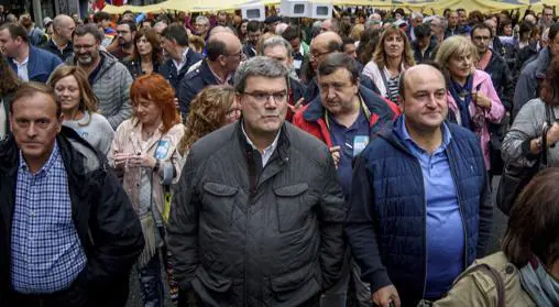 Líderes del PNV aprietan al Estado y acuden a la marcha prorreferéndum de Bilbao
