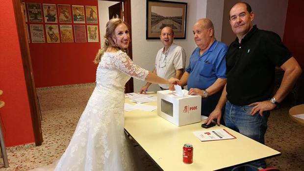 Una socialista de Almagro llega a votar a la sede del PSOE vestida de blanco y recién casada