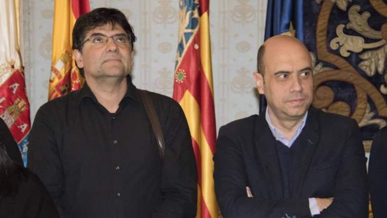Imagen de Miguel Ángel Pavón, portavoz de Guanyar Alcant, junto a Gabriel Echávarri, alcalde de Alicante