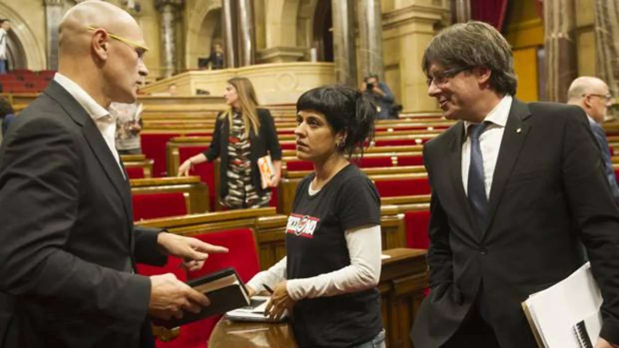 Anna Gabriel (CUP), entre el consejero Raúl Romeva y el presidente Puigdemont, de Junts pel Sí. Entre los tres, 350.000 euros al año en sueldos
