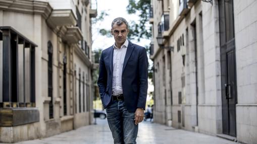 El diputado nacional de Ciudadanos, en las inmediaciones de las Cortes Valencianas