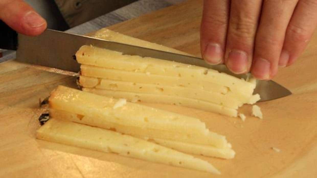 Cuñas cortadas de queso