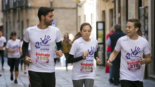 Los corredores lucieron camisetas con mensajes contra la violencia de género