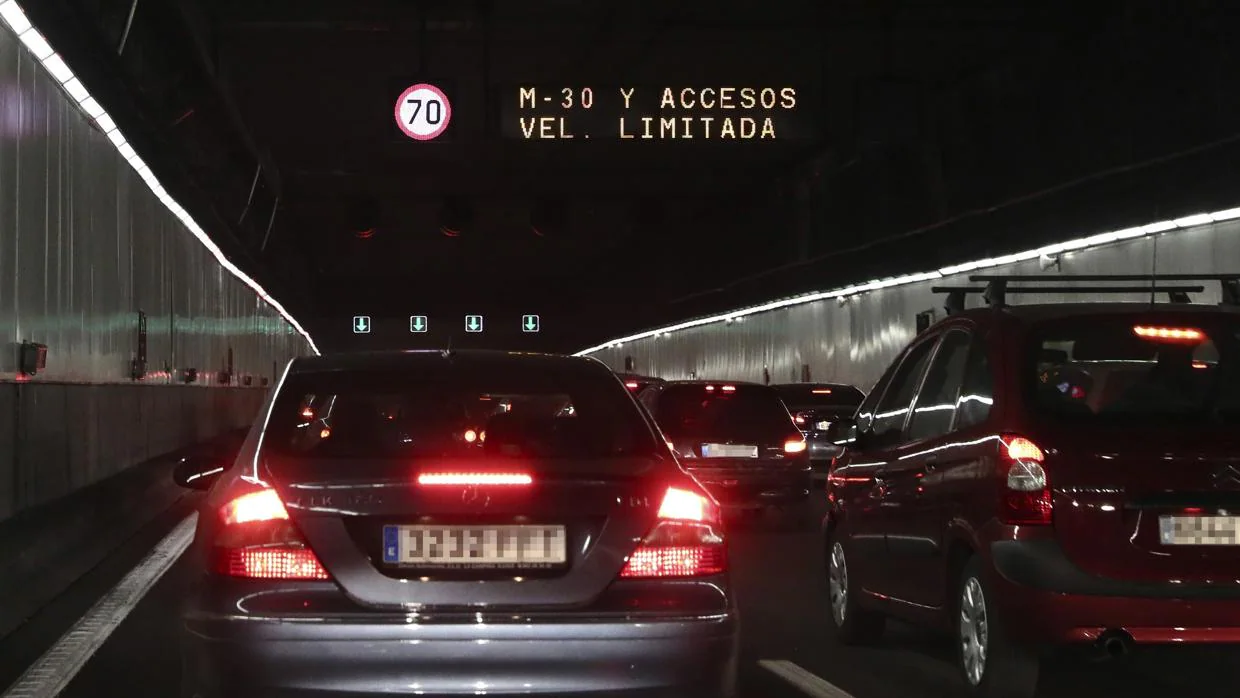 Rótulos luminosos anuncian la restricción de tráfico en la M-30 por la alta contaminación