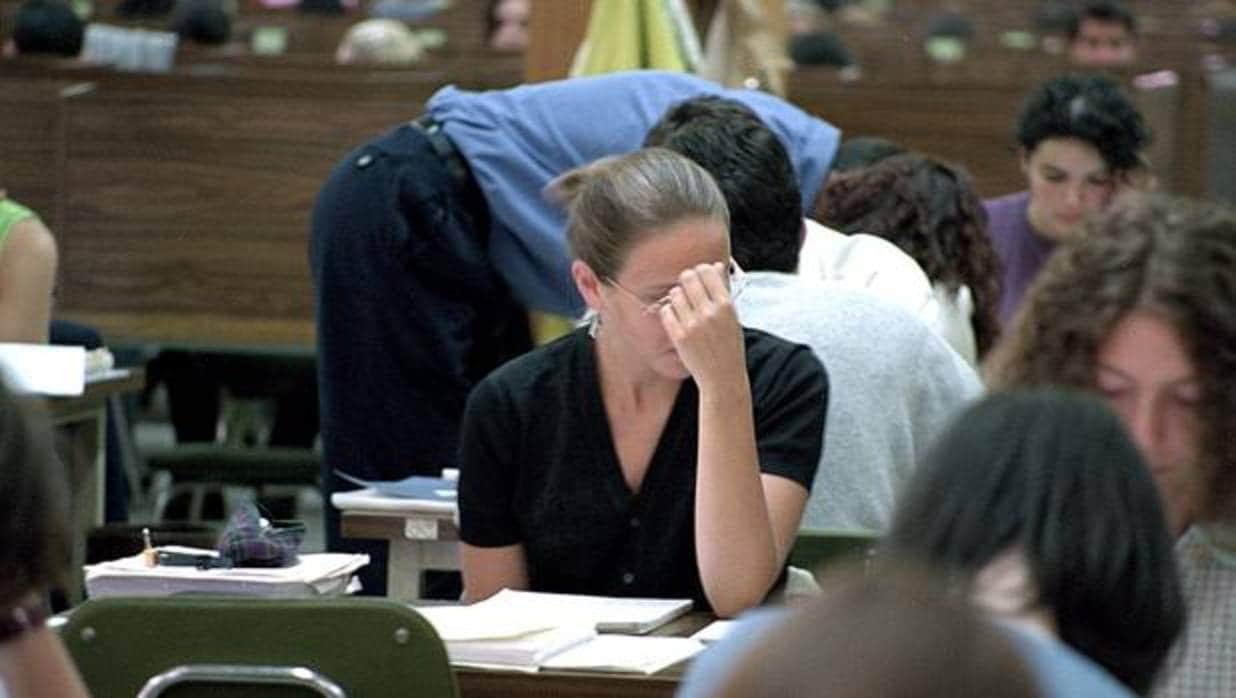 Jóvenes estudiando en una biblioteca antes de un examen
