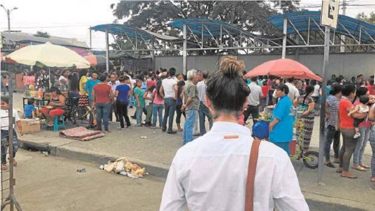 Una miembro de la Fundación +34, en la entrada de una cárcel de Guayaquil (Ecuador)