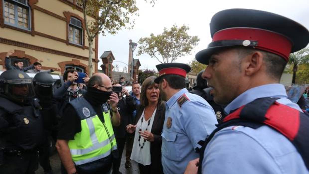 Agentes de los Mossos y la Policía Nacional hablan con la alcaldesa de L'Hospitalet, Núria Marin