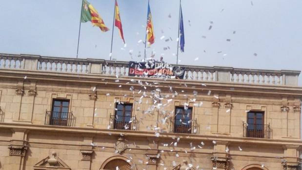 Imagen del momento en el que lanzan las papeletas desde el tejado