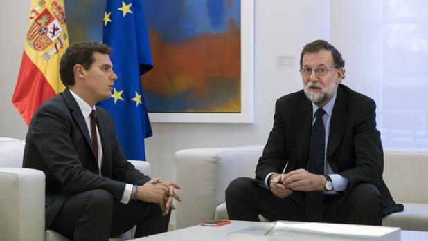 Rajoy sigue estudiando aplicar el artículo 155 para convocar elecciones en Cataluña, según Rivera
