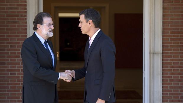 Sánchez pide a Rajoy que abra una negociación que incluya a Pablo Iglesias y a Carles Puigdemont
