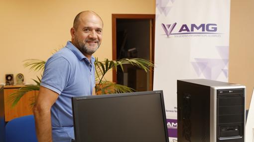 Julián Pérez, en su nuevo puesto de trabajo en Valladolid, tras más de una década en Irlanda