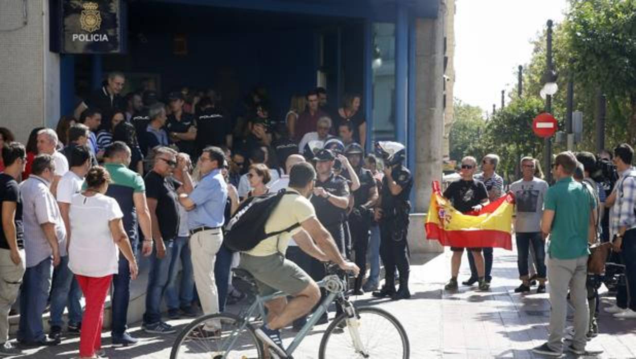 Varias personas concentradas frente a la Jefatura Superior de Policía de Valencia