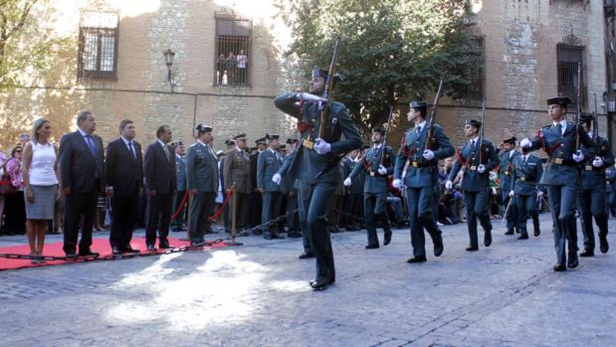 Desfile de guardias civiles en la plaza del Ayuntamiento al finalizar el homenaje e izado de la bandera de España