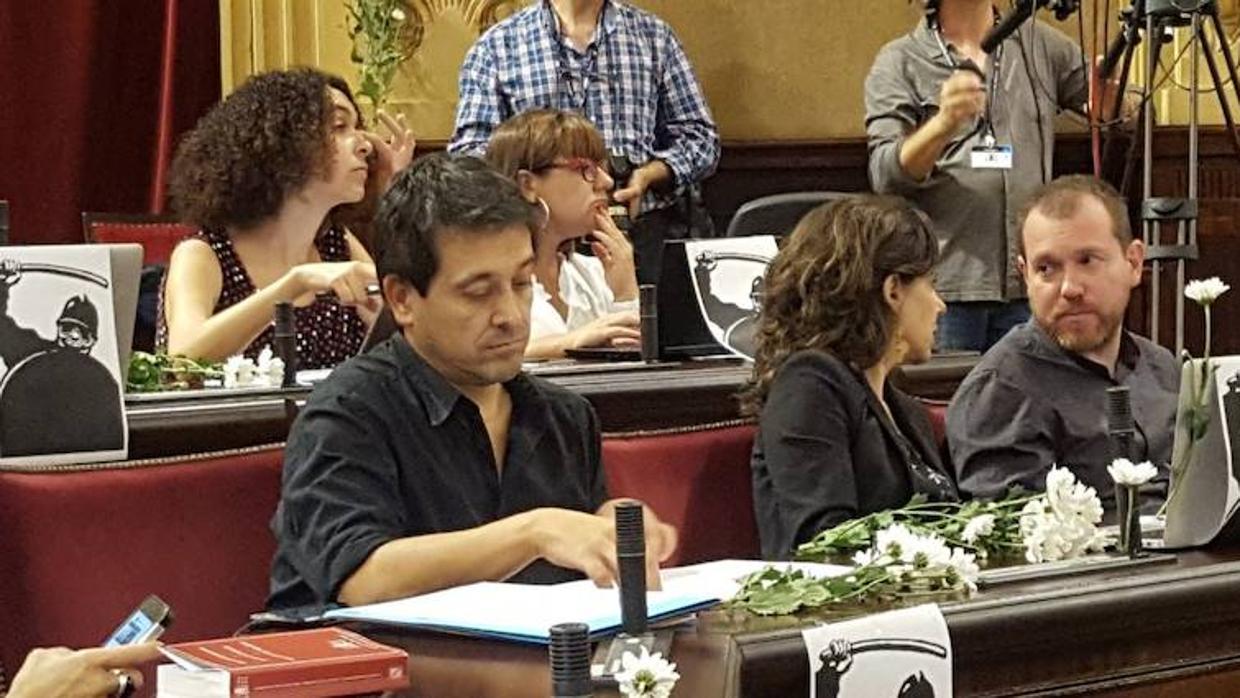 En el pleno celebrado este martes en el Parlamento balear, los diputados de MÉS han depositado margaritas en los escaños en señal de apoyo a Cataluña.