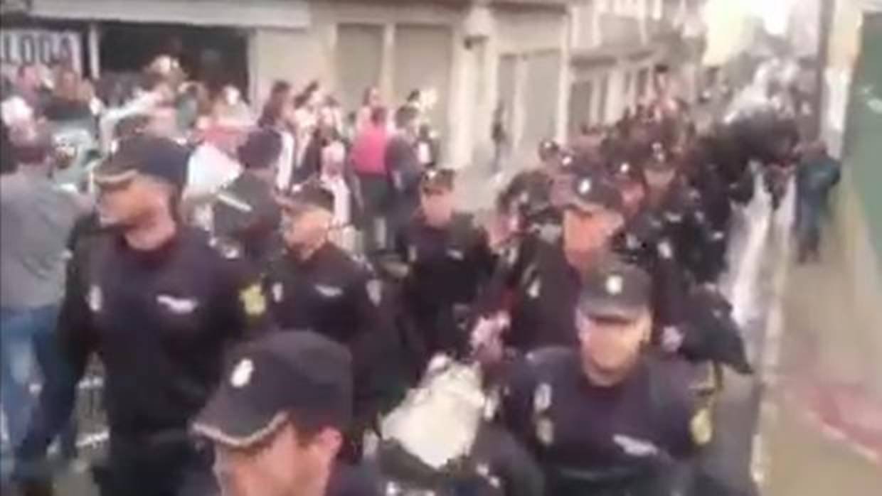 La Policía se ve obligada a irse de Pineda, en Barcelona
