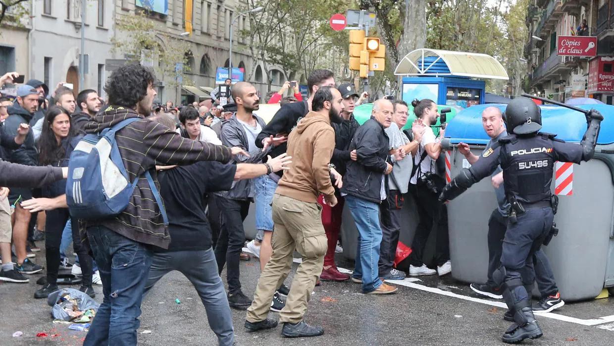 Altercados en las calles de Barcelona entre independentistas y agentes policiales