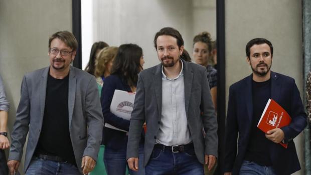 Pablo Iglesias, Xavier Domènech y Alberto Garzíón a su llegada a la asamblea de cargos públicos en el Congreso