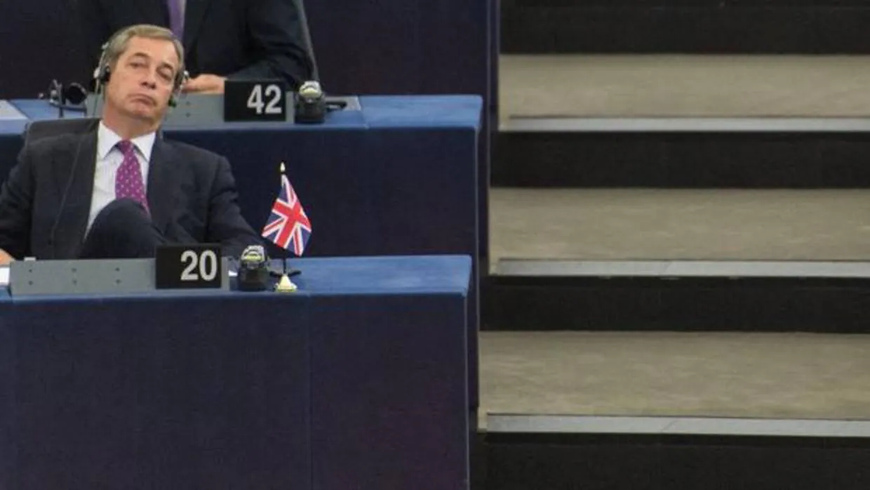 Farage, durante la sesión parlamentaria en Bruselas ayer